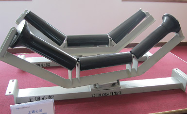 Self-aligning roller assembly